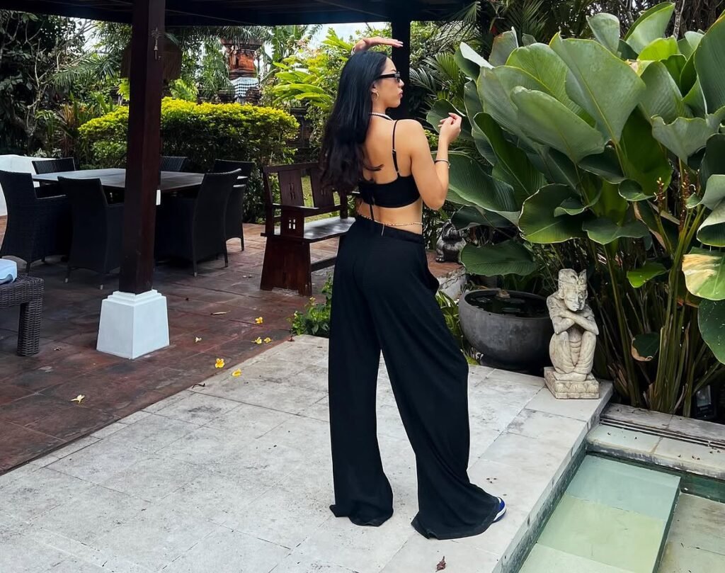 Anna Sharma glam-beach picture