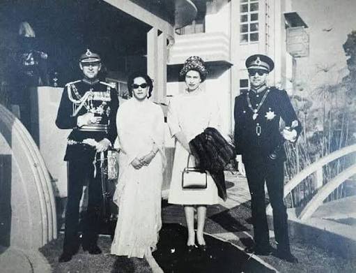 King Mahendra with US officials